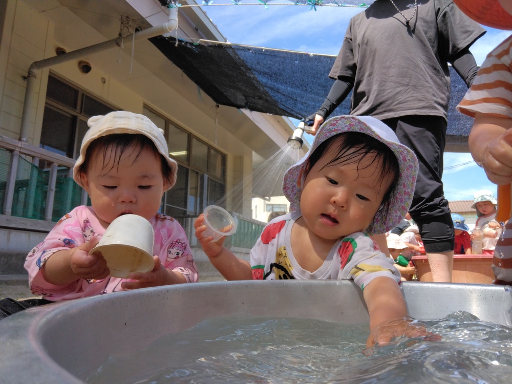 水遊びを楽しむ子ども (5)
