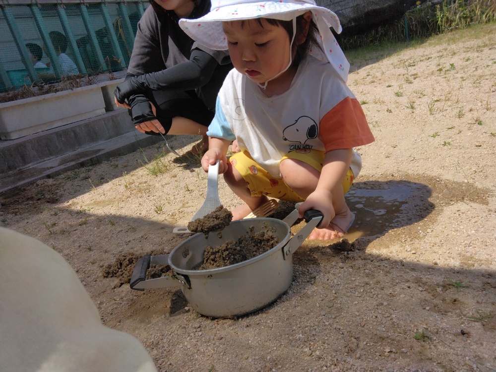 どろんこ遊びの様子 (4)