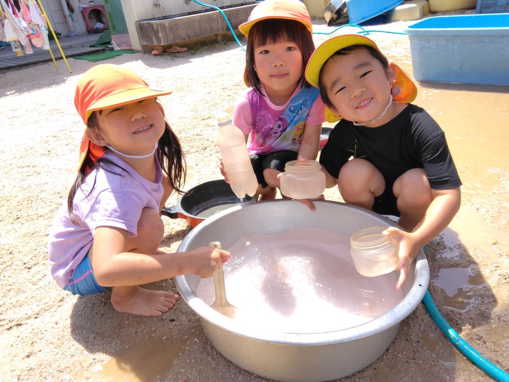 水で遊ぶ様子