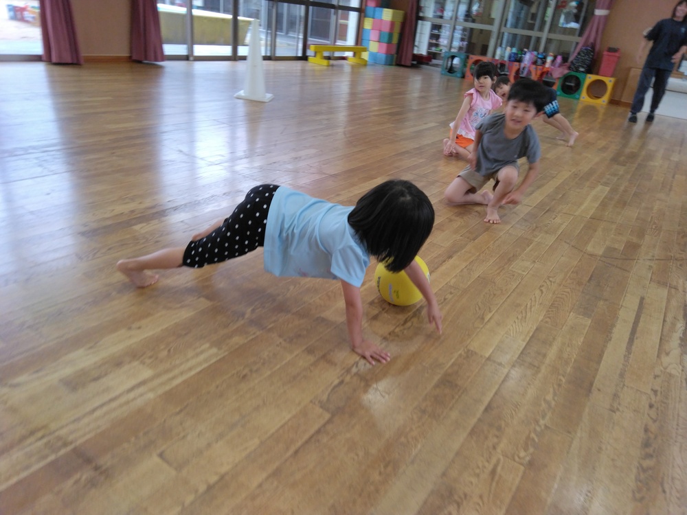遊戯室で遊ぶ様子4