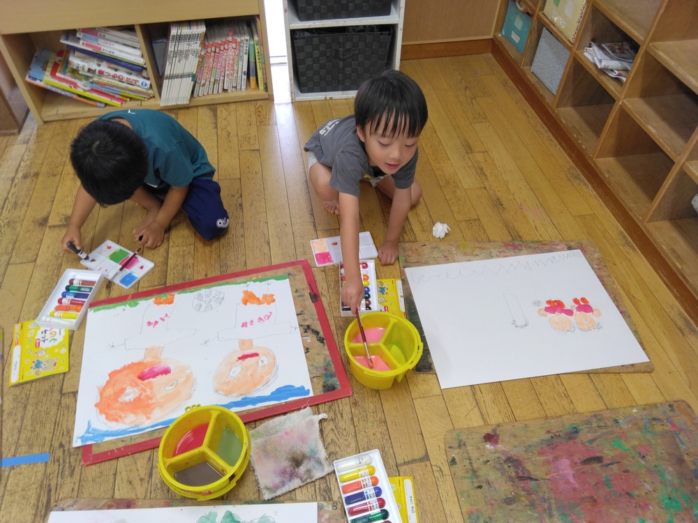 絵を描く様子