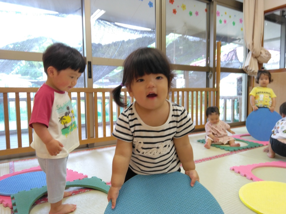 プラポイントで遊ぶ子ども (2)