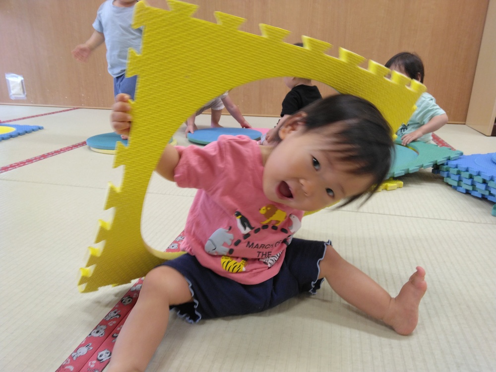プラポイントで遊ぶ子ども (3)
