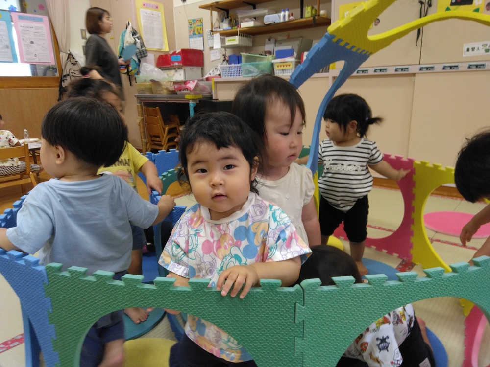 プラポイントで遊ぶ子ども (7)