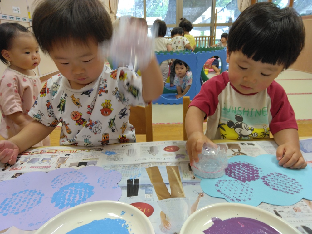 製作をする子ども (1)