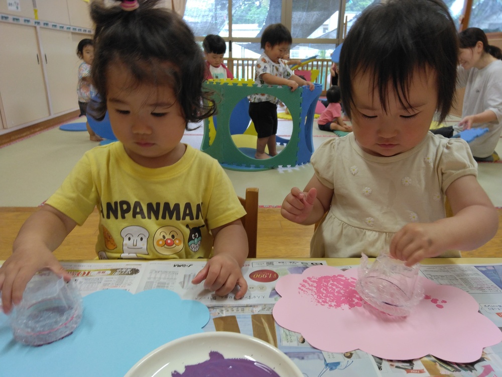 製作をする子ども (2)