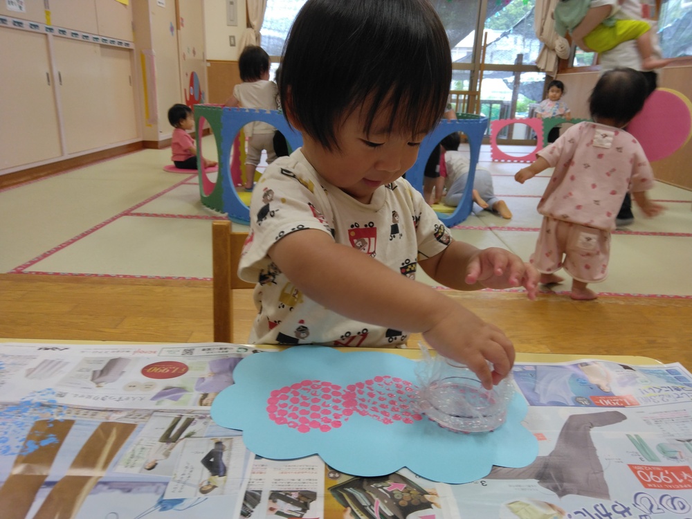 製作をする子ども