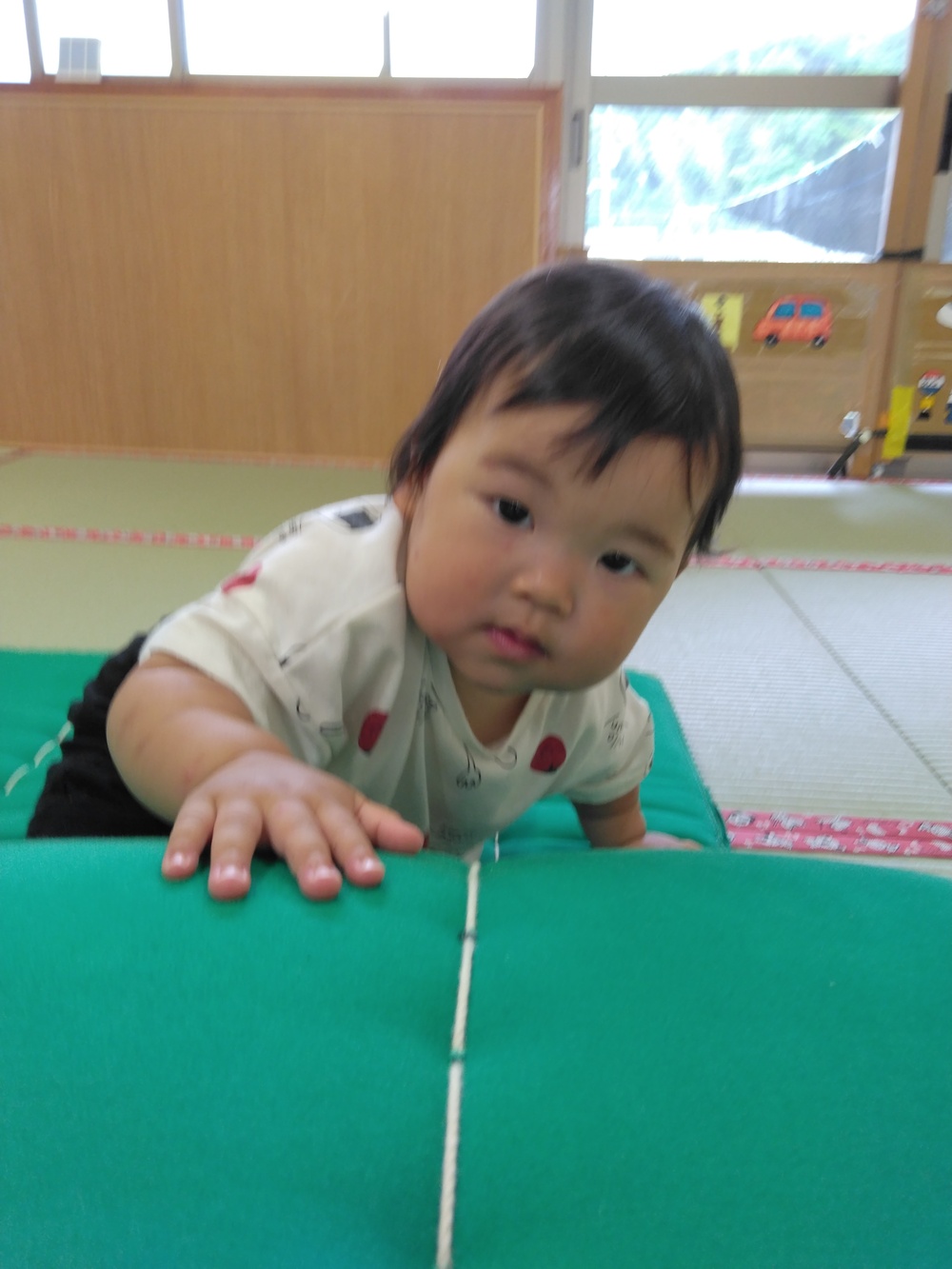 マットのお山で遊ぶ子ども