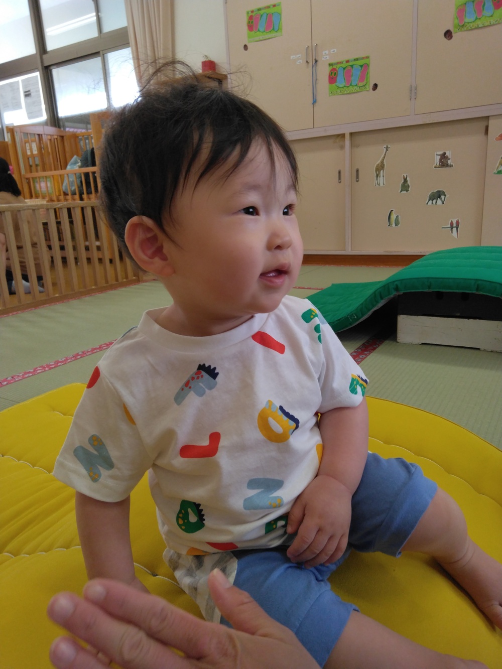 マットのお山で遊ぶ子ども (5)
