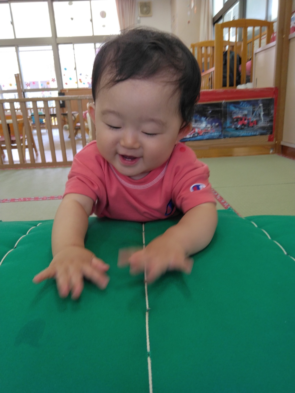 マットのお山で遊ぶ子ども (4)