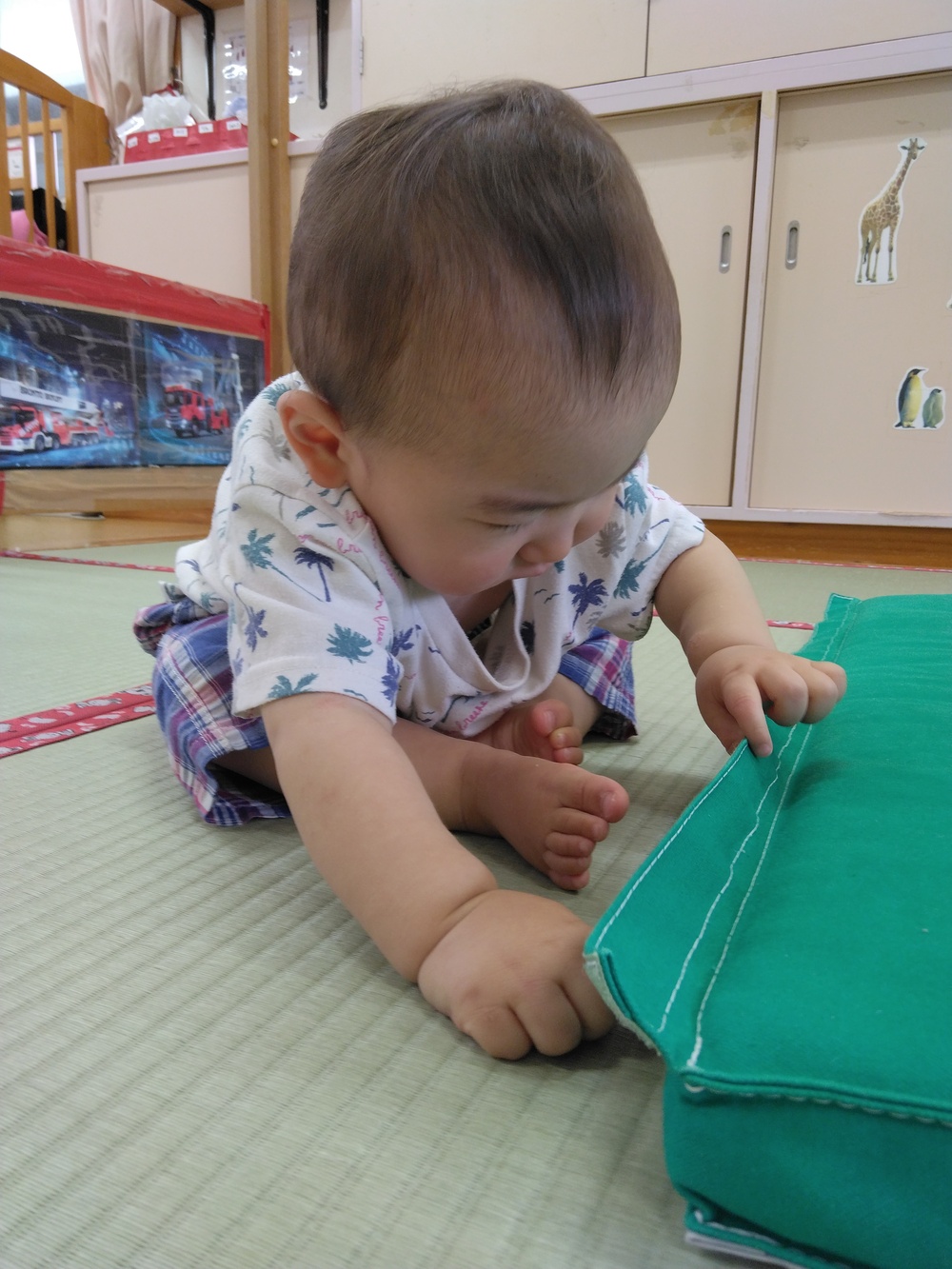 マットのお山で遊ぶ子ども (3)