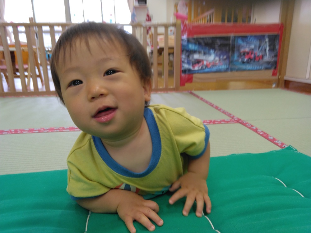 マットのお山で遊ぶ子ども (2)