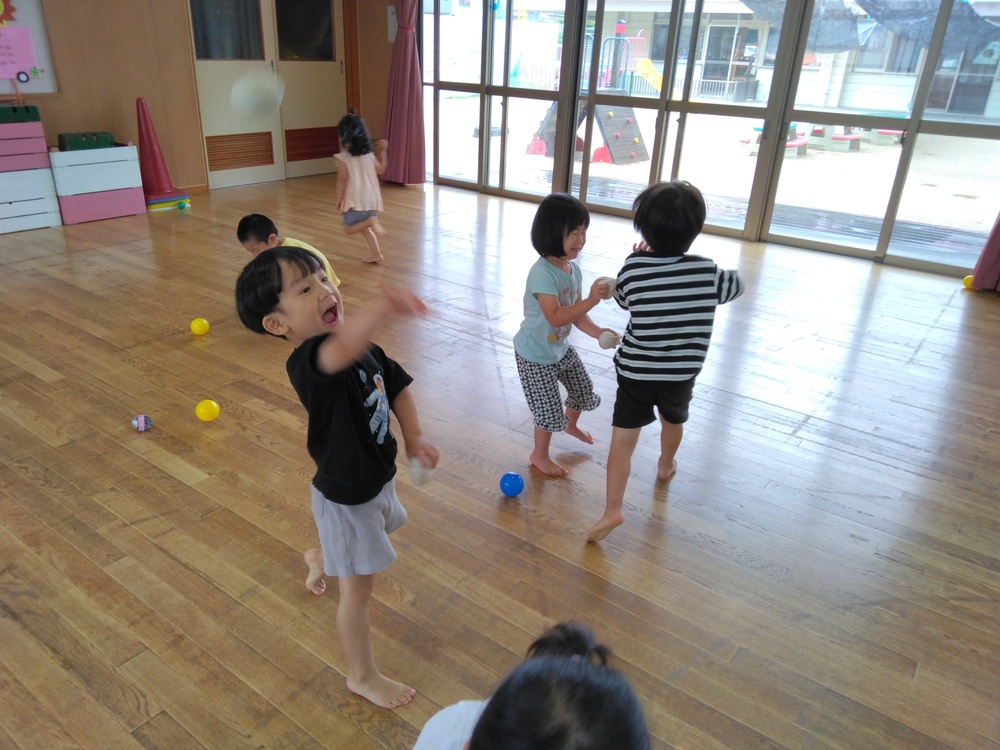 投げる