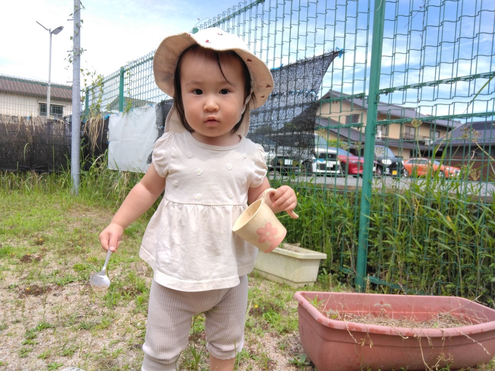 園庭で遊ぶ子ども (1)