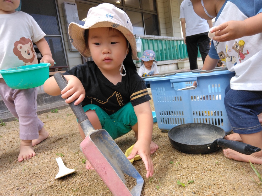 園庭で遊ぶ子ども (4)