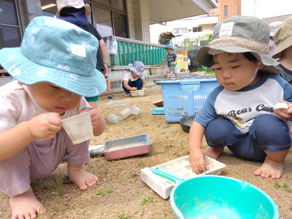 園庭で遊ぶ子ども (5)