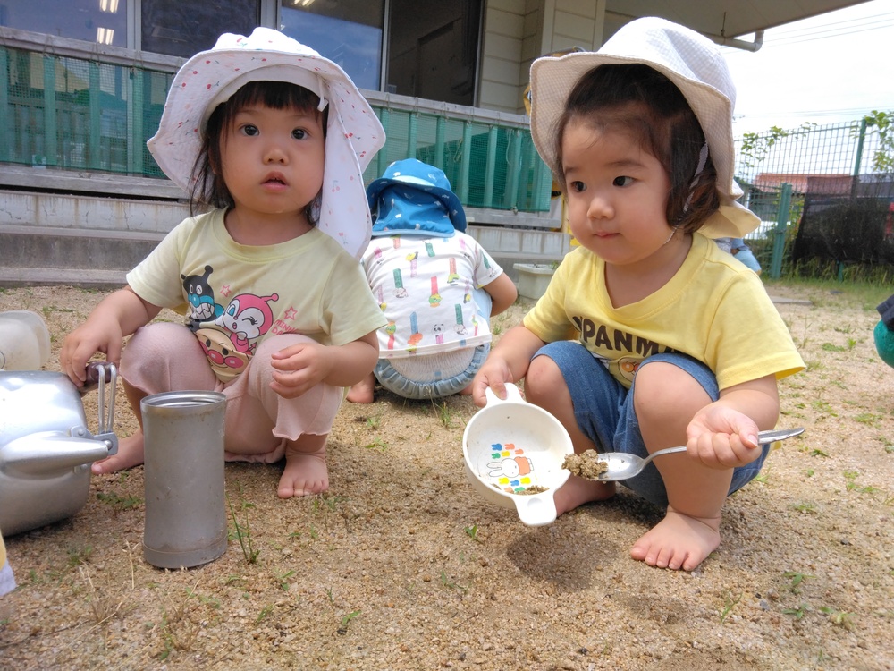 園庭で遊ぶ子ども (6)