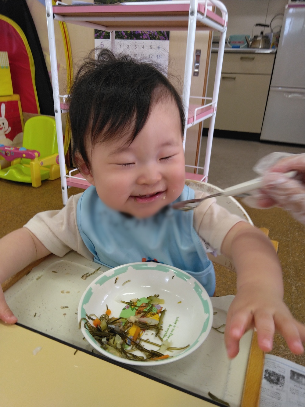ご飯を食べる様子