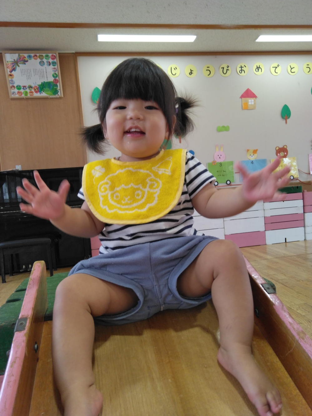 遊戯室で遊ぶ様子 (2)