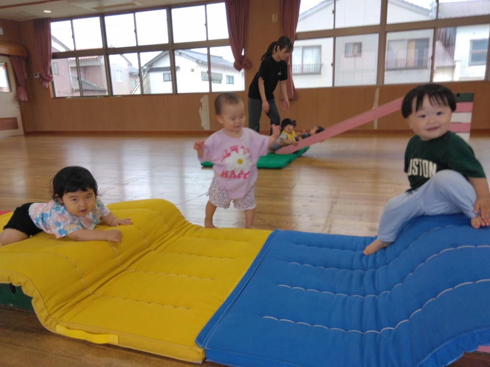 遊戯室で遊ぶ様子 (4)