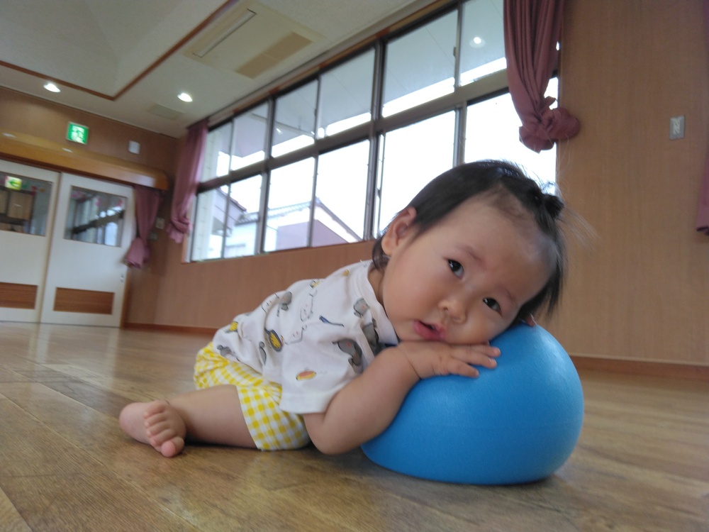 遊戯室で遊ぶ様子 (5)