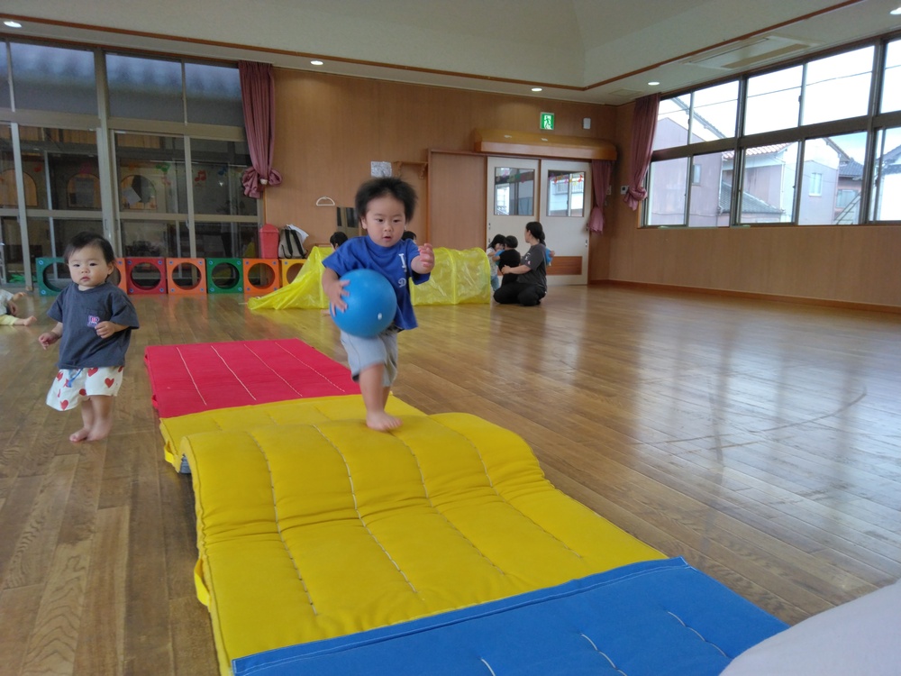 遊戯室で遊んでいる様子 (1)