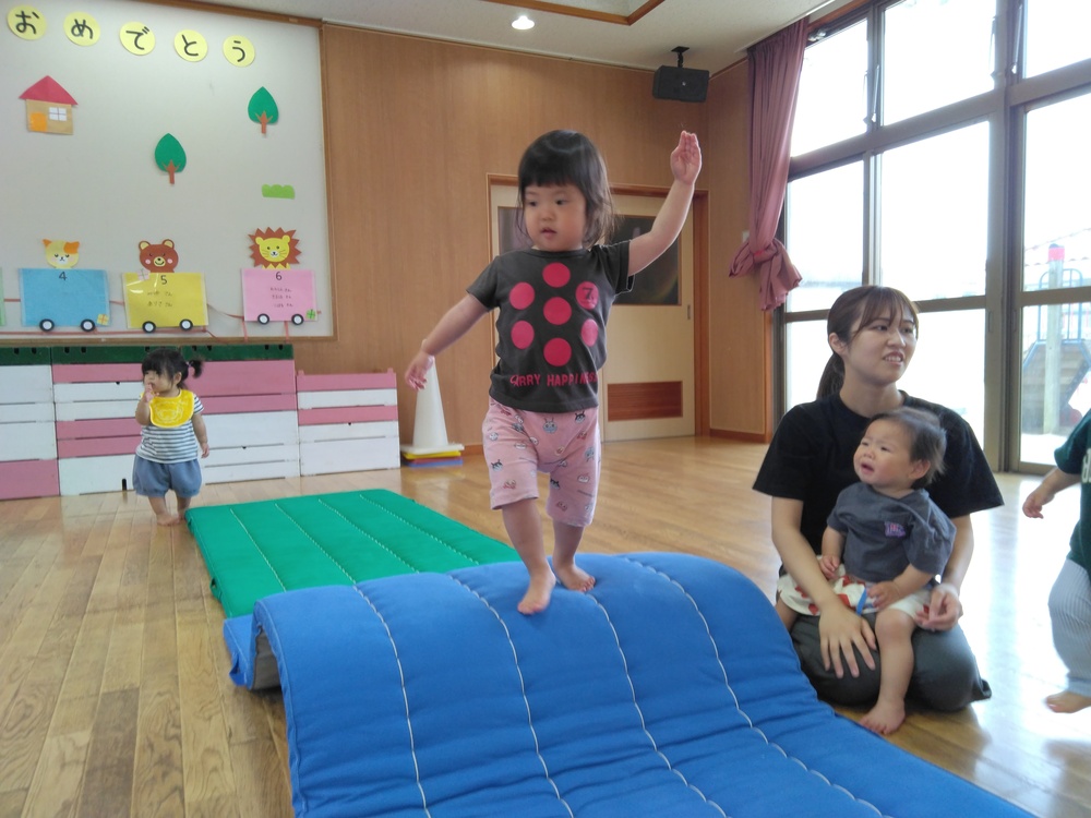 遊戯室で遊んでいる様子 (2)