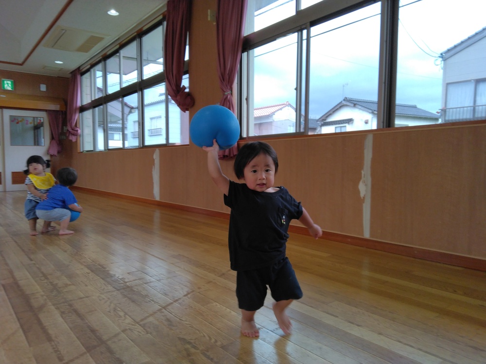 遊戯室で遊んでいる様子 (3)