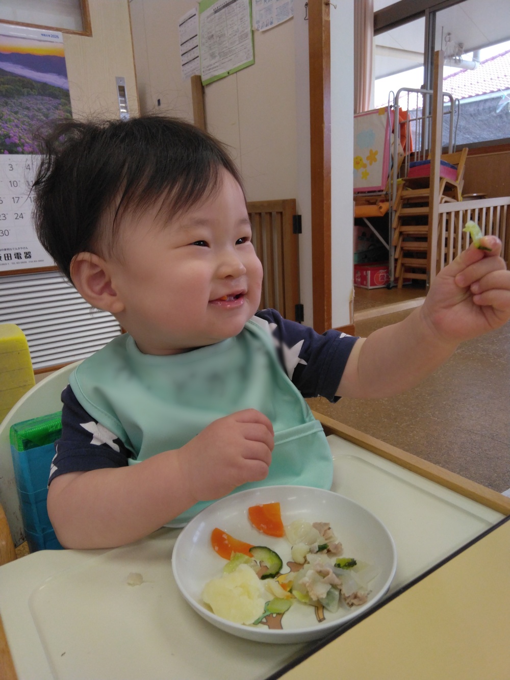 手掴み食べをする子ども