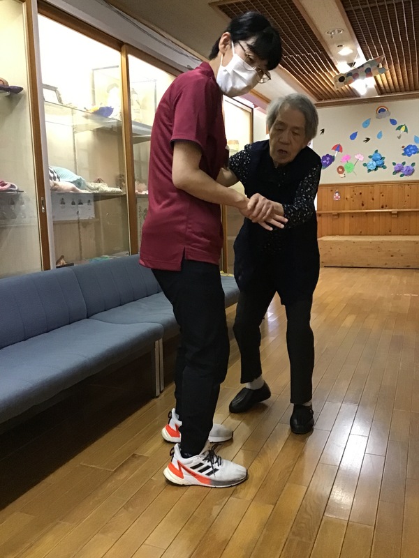 歩いています
