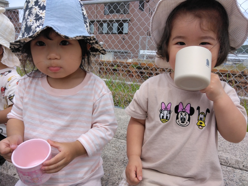 お茶を飲む子ども