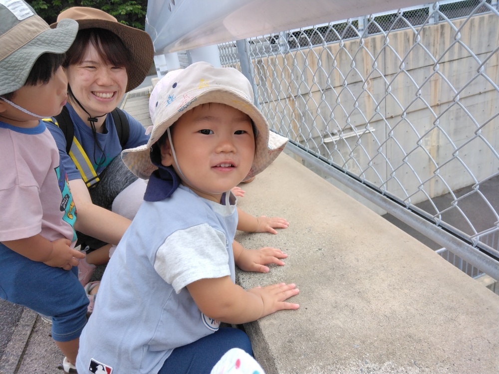 車を見る子ども (1)