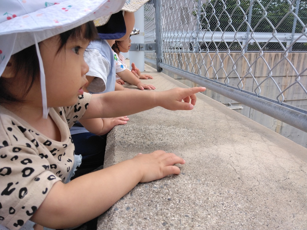 車を見る子ども (2)