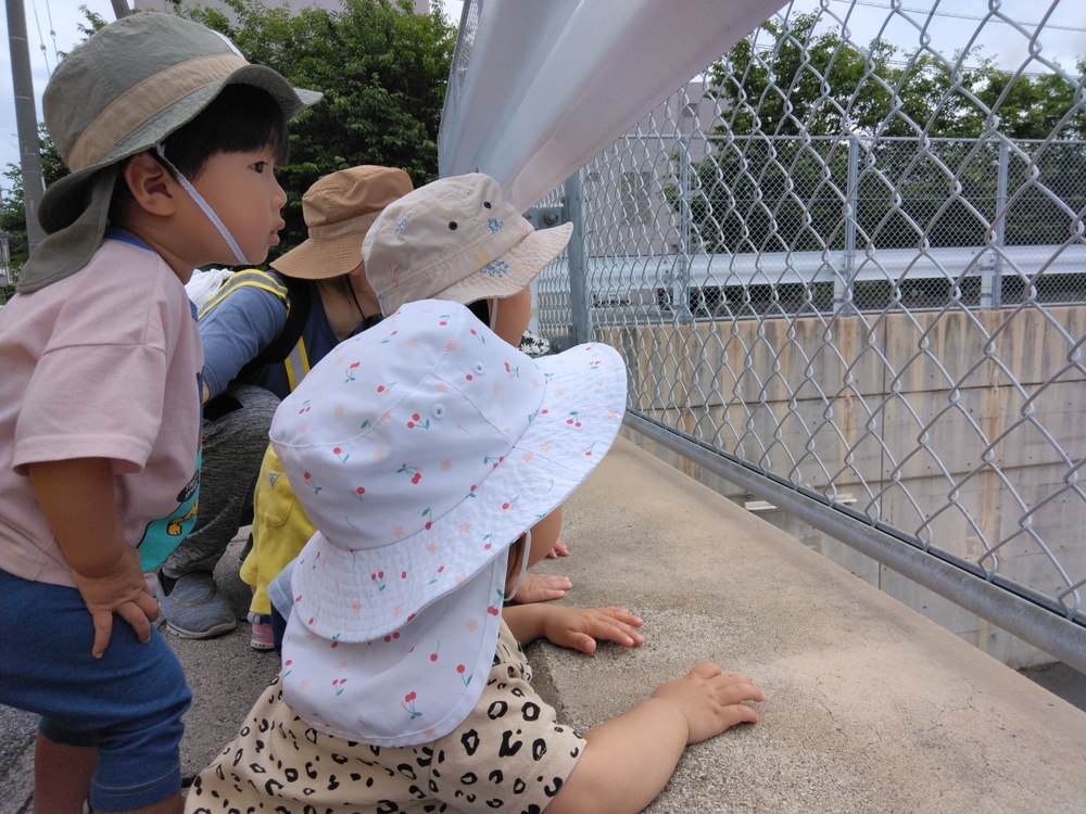 車を見る子ども (3)