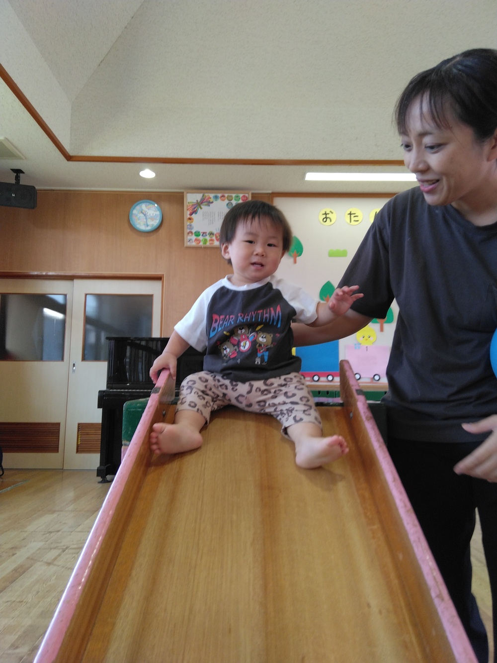 遊戯室で遊ぶ様子⑴