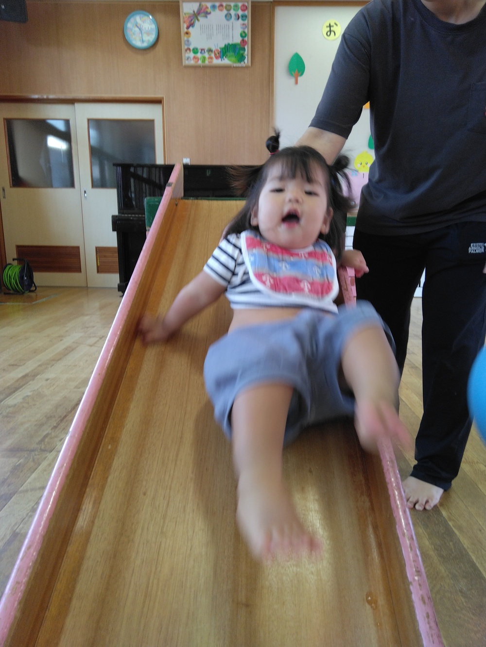 遊戯室で遊ぶ様子⑵
