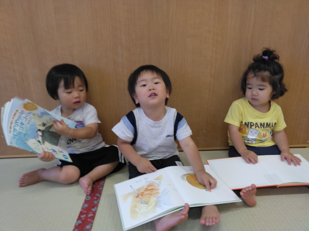 絵本を読んでいる様子