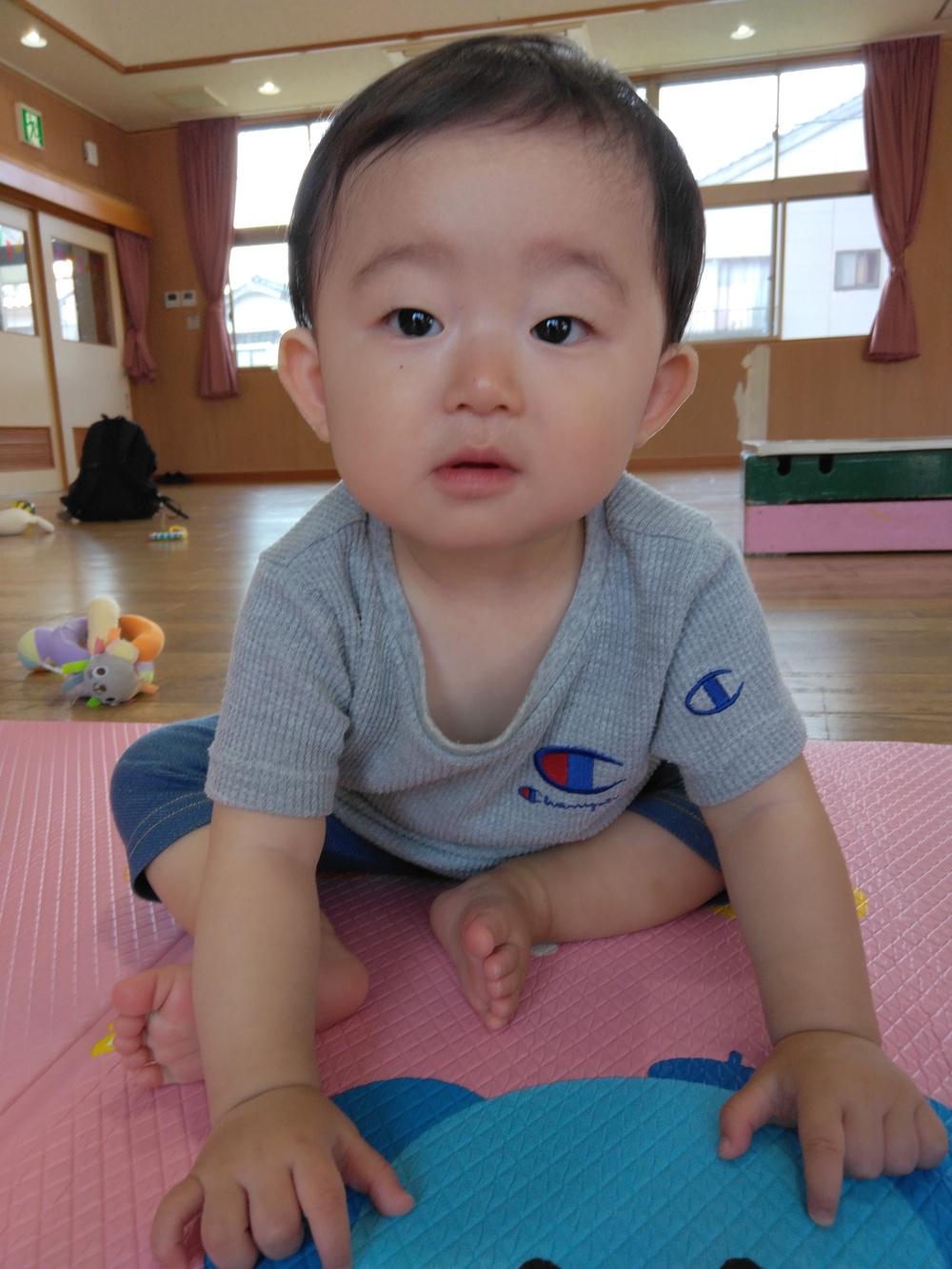 遊戯室で遊ぶ子ども