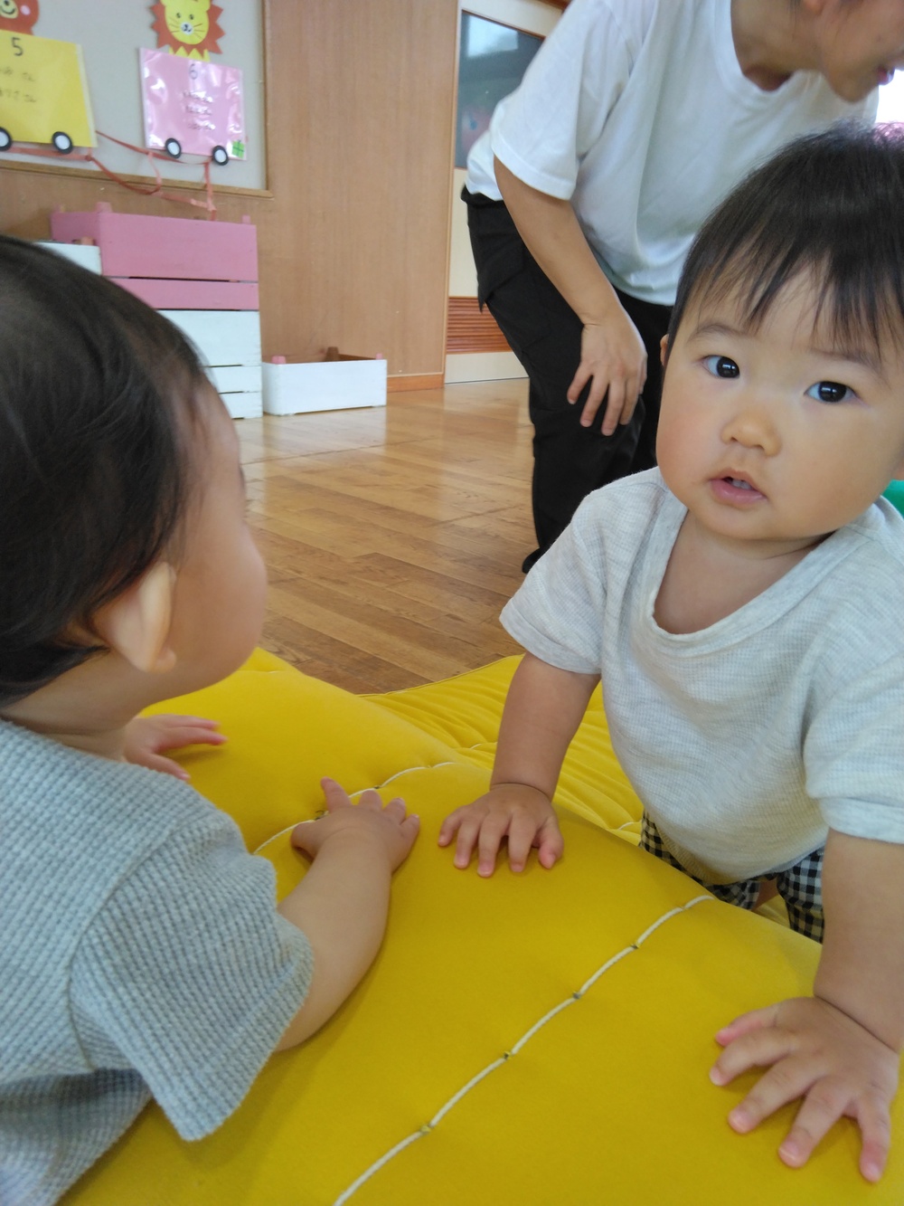 遊戯室で遊ぶ子ども (4)
