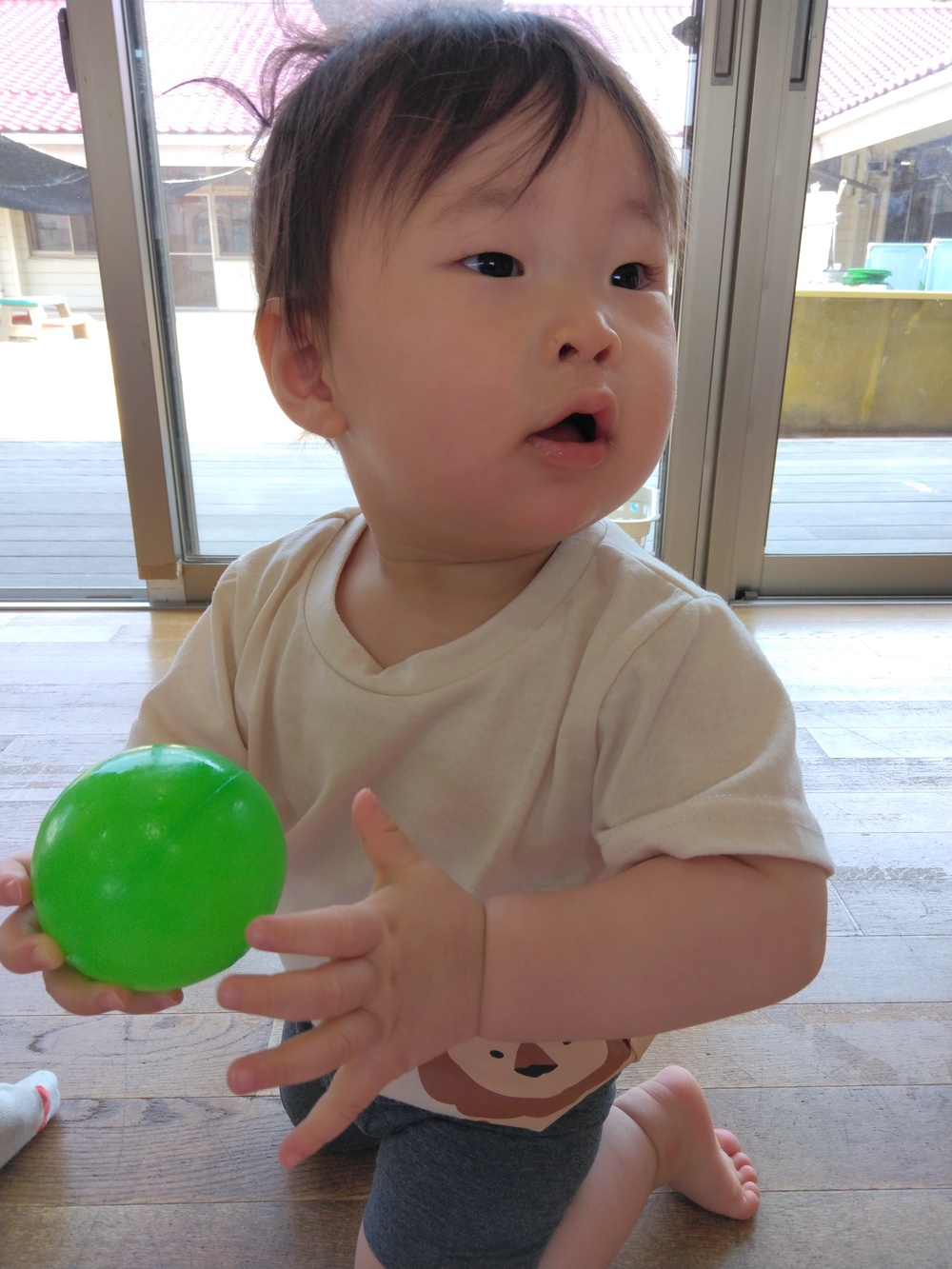 遊戯室で遊ぶ子ども (2)