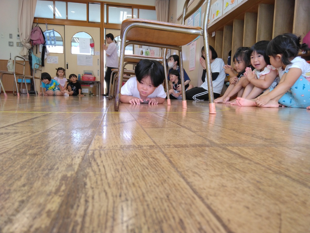 椅子くぐり