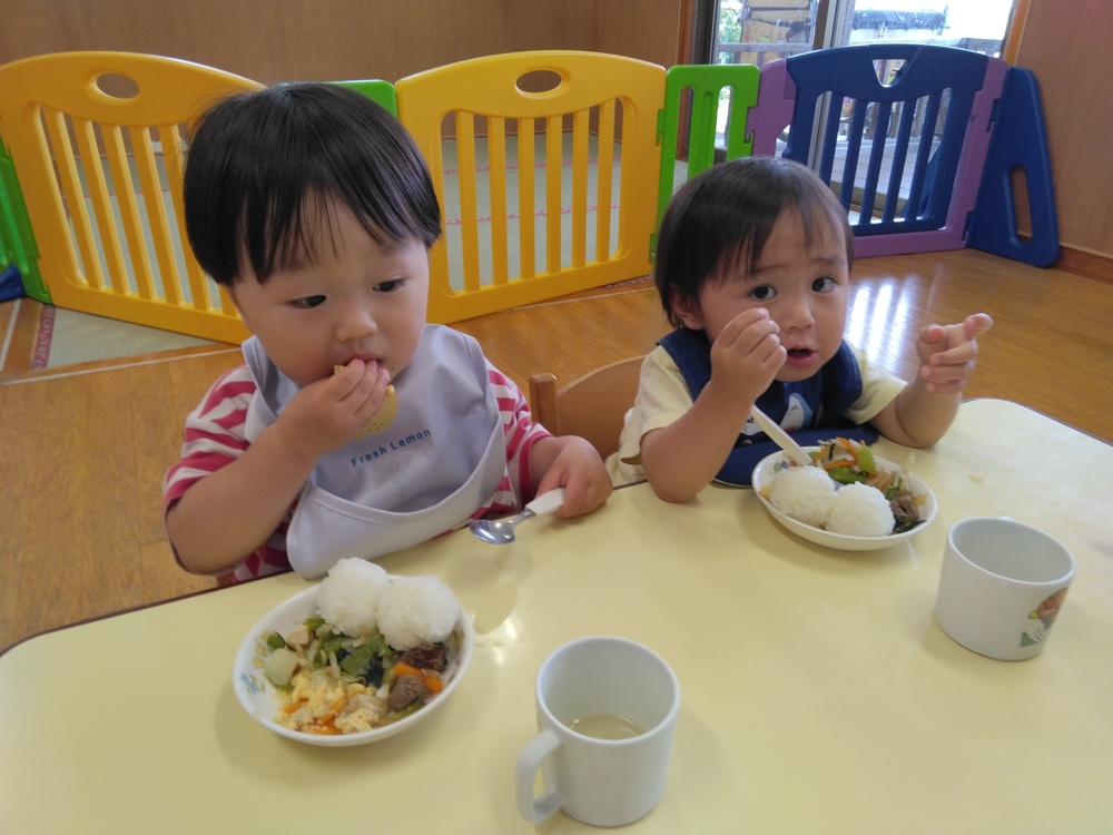 給食の様子 (2)