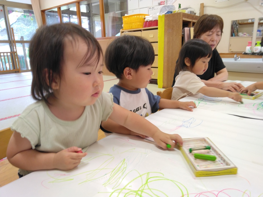 お絵かきをする子ども (1)