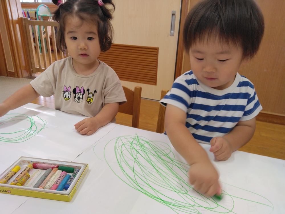 お絵かきをする子ども (2)