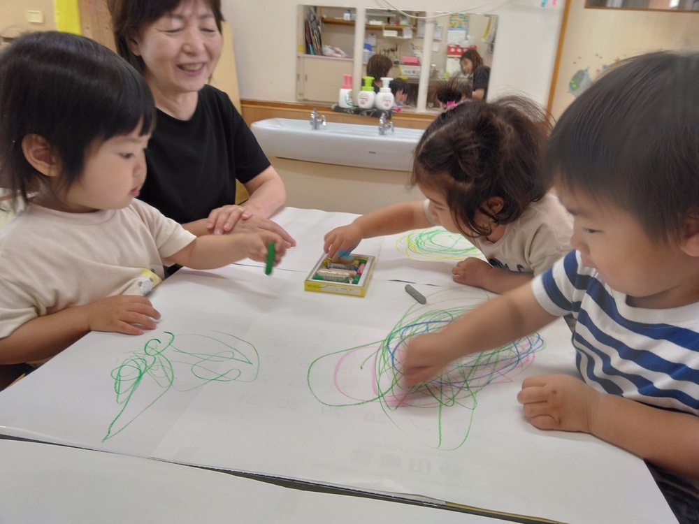 お絵かきをする子ども (3)