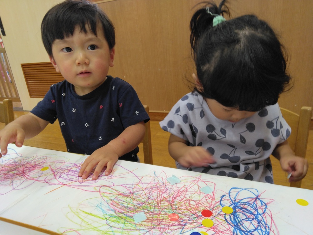 シール貼りをする子ども (1)