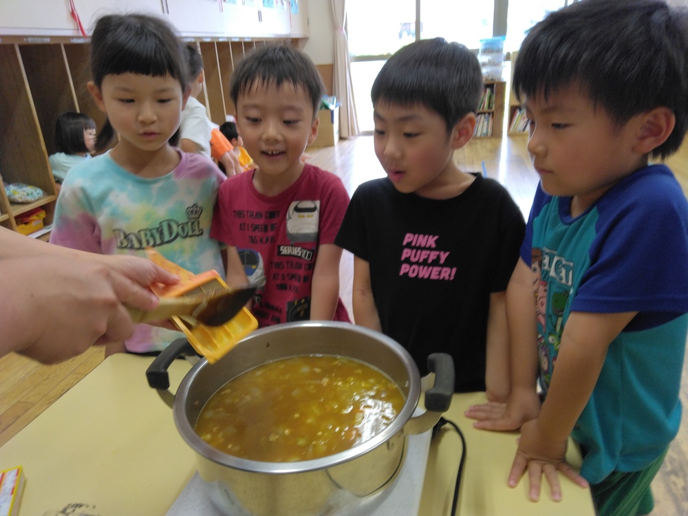 鍋の中身を見ている様子３