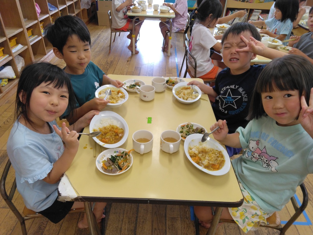 給食の様子１