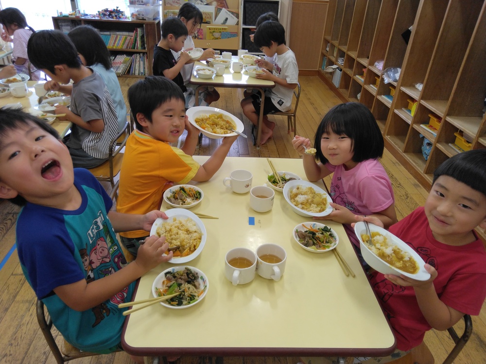 給食の様子２