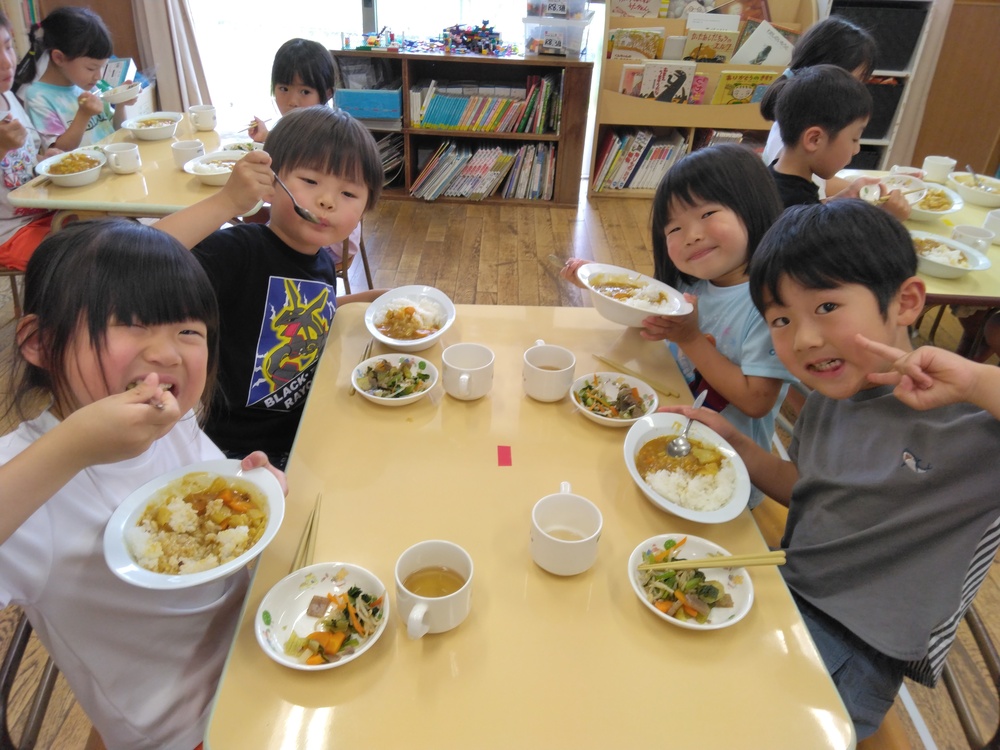 給食の様子３